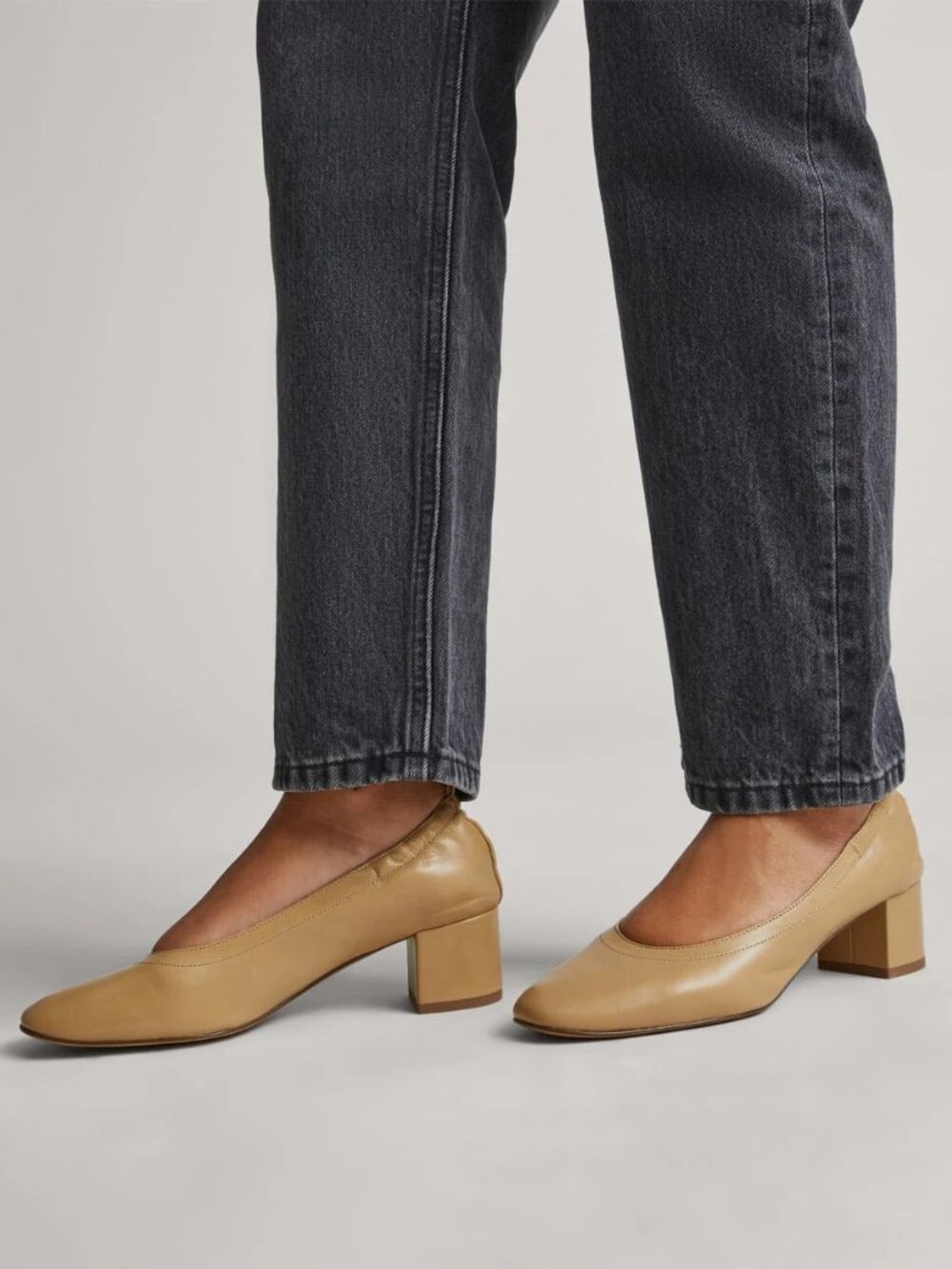 Everlane The Day Heel Italian Leather Light Taupe Block Pump Size 7 Quiet Luxe
